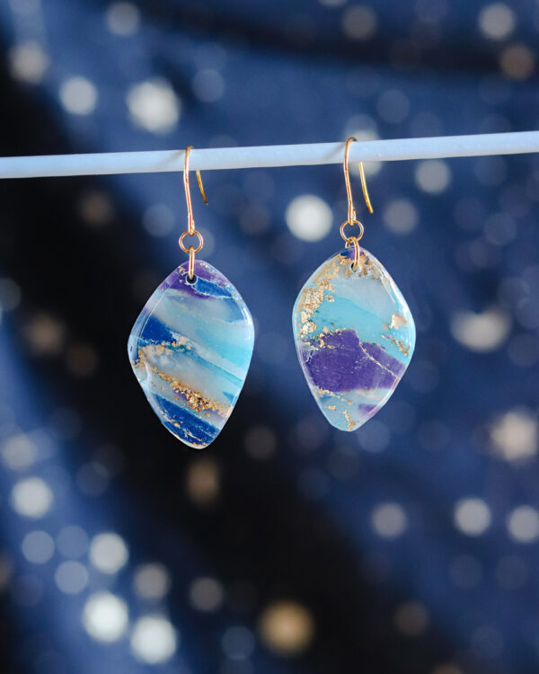 Le Cyanographe - Boucles d'oreilles dorées - gemme – Image 2