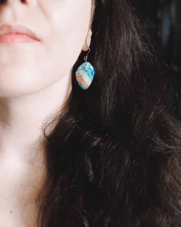 Le Cyanographe - Boucles d'oreilles dorées - gemme – Image 3