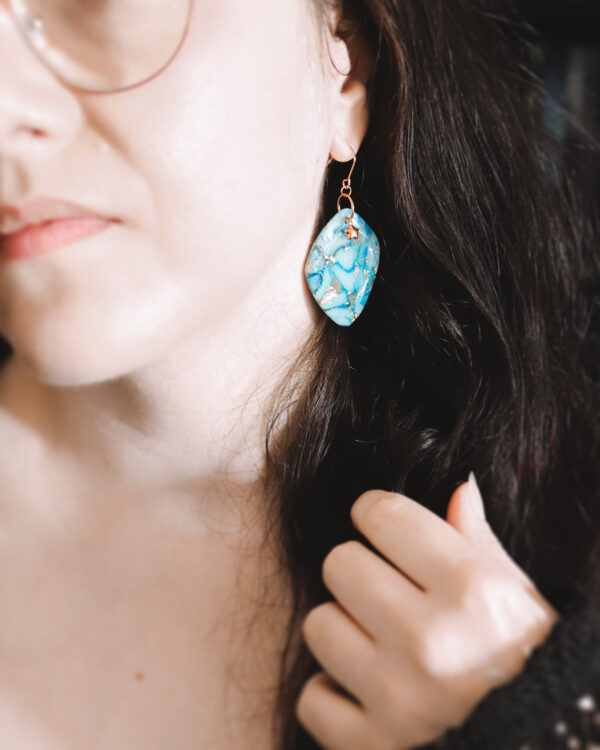 Le Cyanographe - Boucles d'oreilles dorées - gemme – Image 3