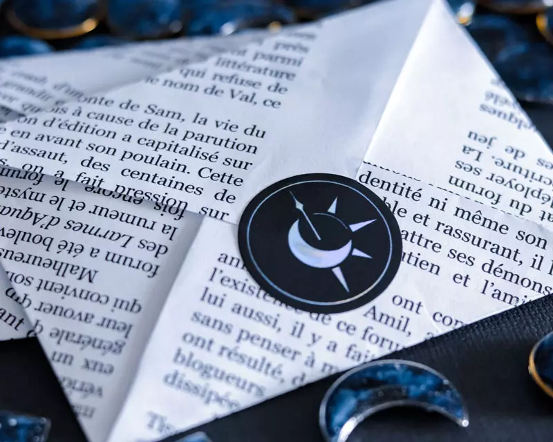 Une enveloppe pour protéger les bijoux Rue de Minuit