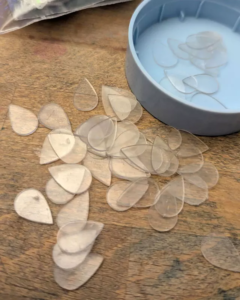 Des bases en résine pour les minuscules gouttes des boucles d'oreilles "Cascade"