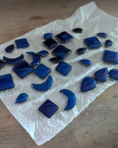 Les cabochons terminés, de dos