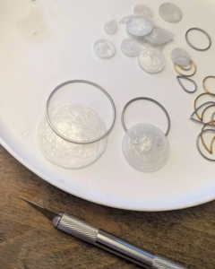 La fabrication de la base du pendentif à l'aide de résine et d'un cadre en acier