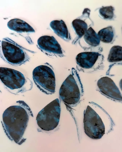 Les bases en résine peintes à l'aide d'encre à alcool